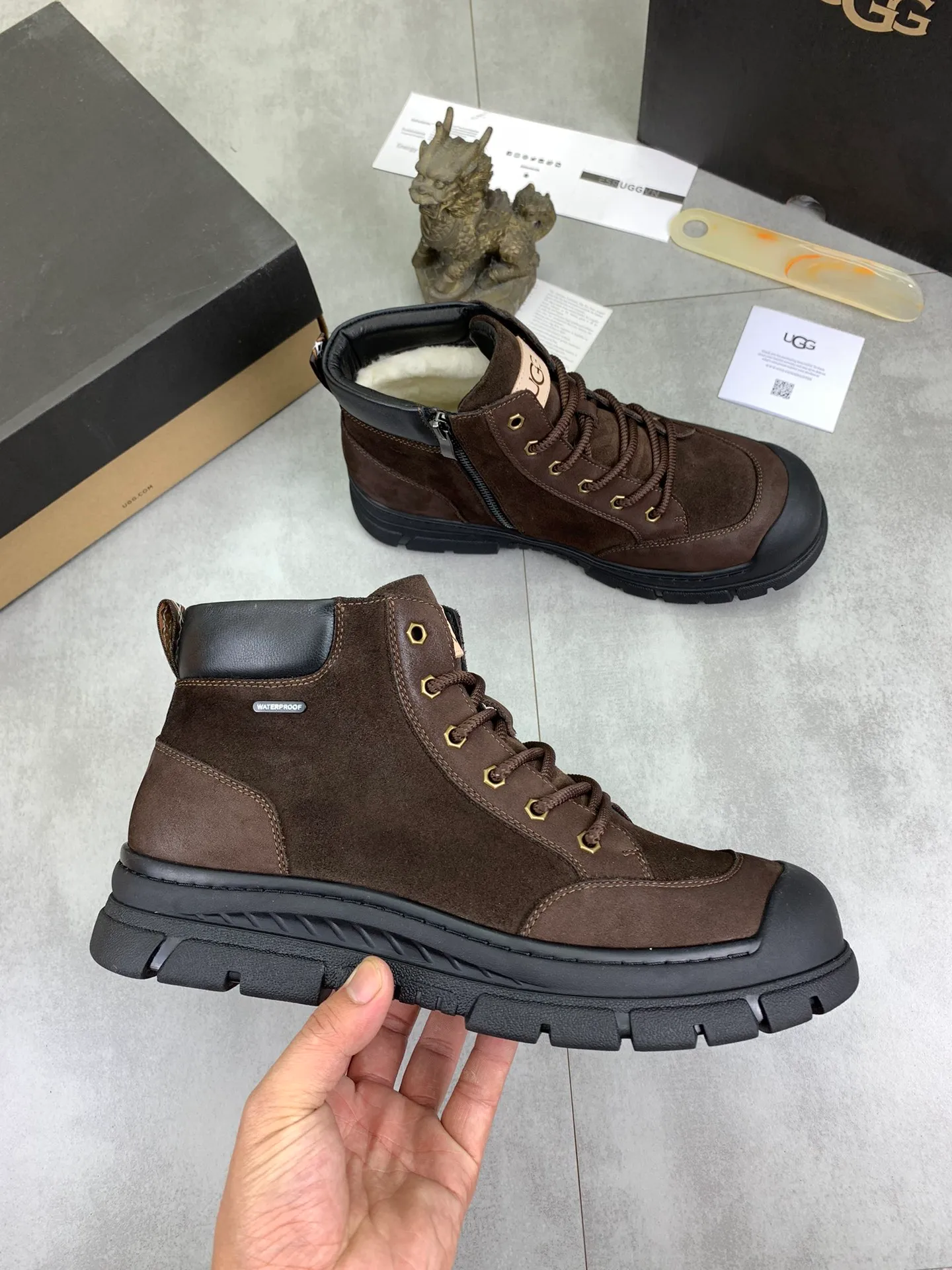Men's Men's Shoes P620 [New Style] 💰 🆘 "Real Wool" [UGG] 👉 Popular men's shoes official website synchronization 🔰 Genuine quality [proud] is not comparable to the imitations in the general market 🌀 The upper is imported Italian frosted cowhide, and the lining: foot pad 🅰️ grade 🐑 real wool 👻 Only Grade A can show the effect The hand feels smooth and delicate 🔱The shoe shape is grand, only genuine factories can do it 🎄The perfect toughness of the original outsole 👻⬛️ can allow customers to say goodbye to one-time consumption. Real wool lining, super warm. Available in black or brown. Size: 38-44